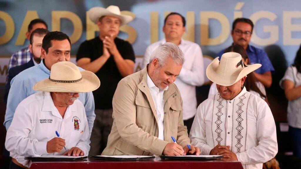 Gobernador Bedolla firma convenio con comunidades indígenas