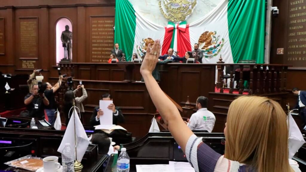 Diputados del Congreso de Michoacán durante votación de reforma sobre cooperativas