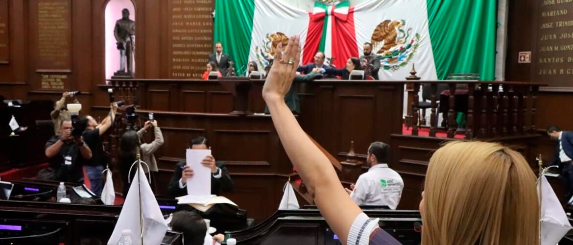 Diputados del Congreso de Michoacán durante votación de reforma sobre cooperativas