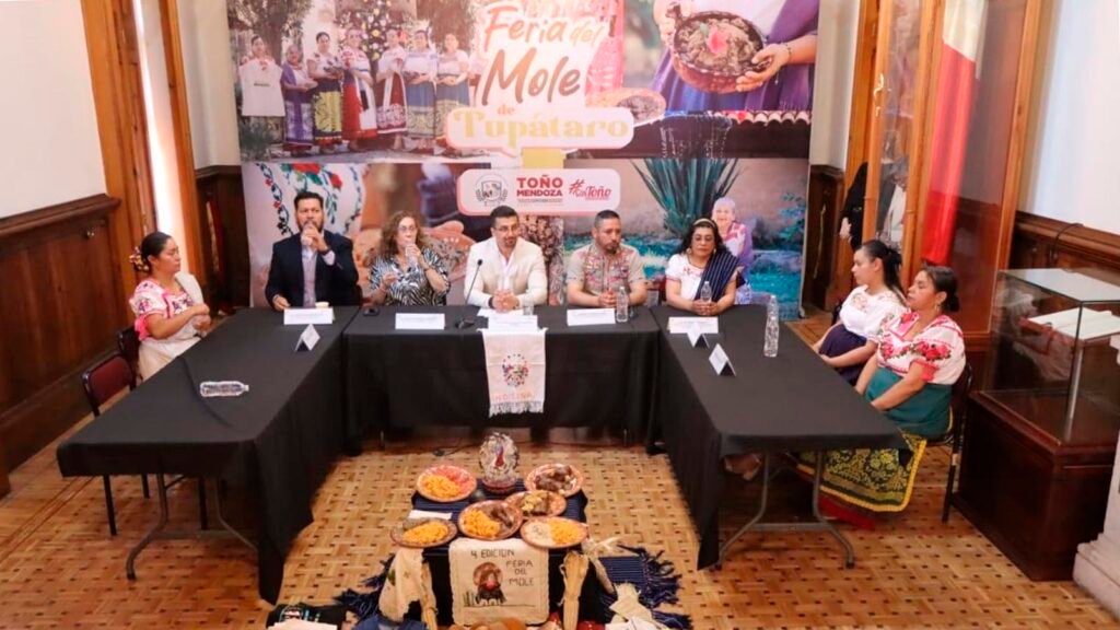 Promoción turística en el Congreso del Estado de Michoacán sobre Feria del Mole en Tupátaro