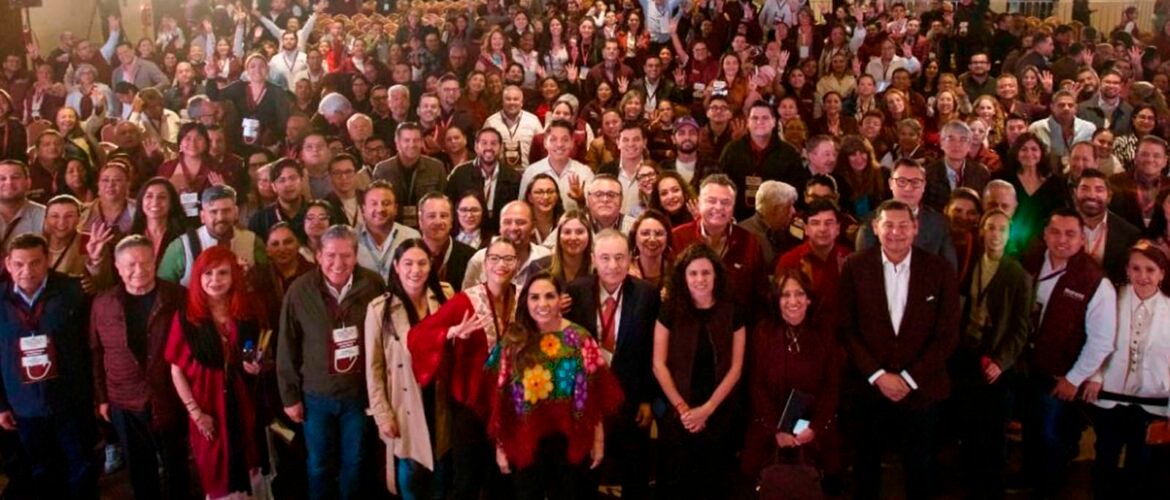 Foto grupal de integrantes del Consejo Nacional de Morena durante su VII Sesión Ordinaria, con dirigentes, gobernadores y representantes del partido reunidos en Ciudad de México.