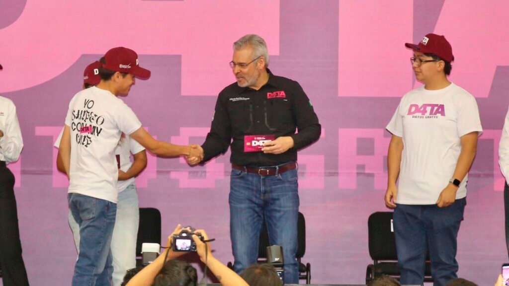 Alfredo Ramírez Bedolla durante entrega de apoyos