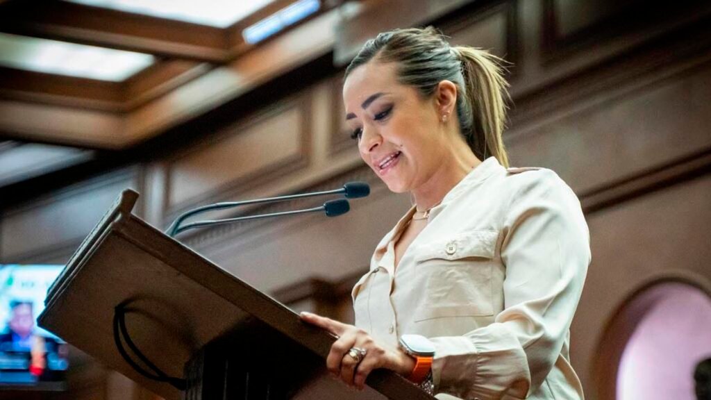 Grecia Aguilar Mercado durante la discusión legislativa de la Ley Oliver en el Congreso de Michoacán.
