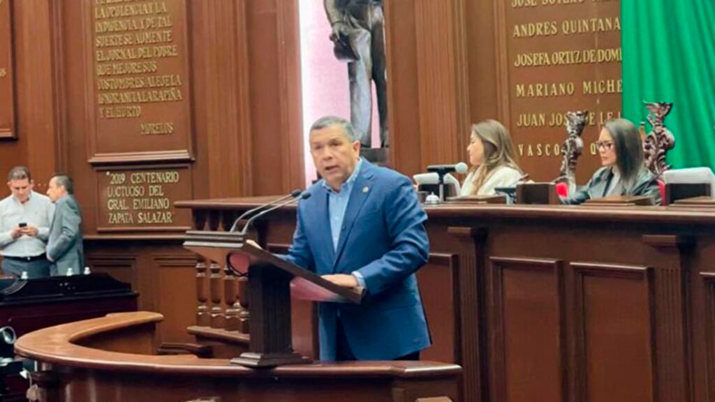 Juan Carlos Barragán durante la presentación de una iniciativa en el Congreso de Michoacán para compensar a familias afectadas por vehículos incendiados en hechos violentos.