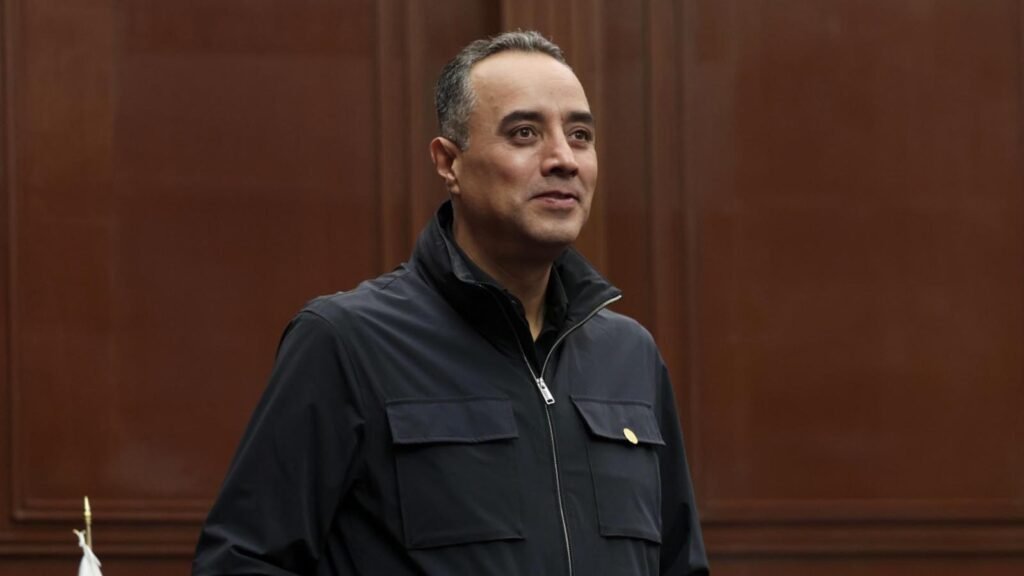 El diputado Juan Pablo Celis invitó a la Primera Exposición de Cooperativas en el Congreso de Michoacán, donde se ofrecerán productos locales como alimentos, artesanías y manufacturas, con el objetivo de impulsar la economía social y fomentar el consumo local.