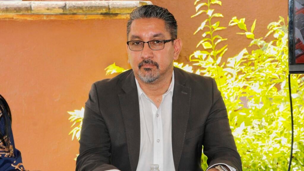 Magistrado Eric López Villaseñor durante reconocimiento a Lydia Hortensia Barriguete