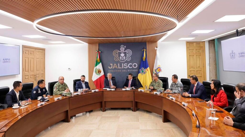 Los gobiernos de Michoacán y Jalisco acordaron fortalecer la seguridad en municipios limítrofes mediante coordinación operativa con fuerzas federales y estatales.