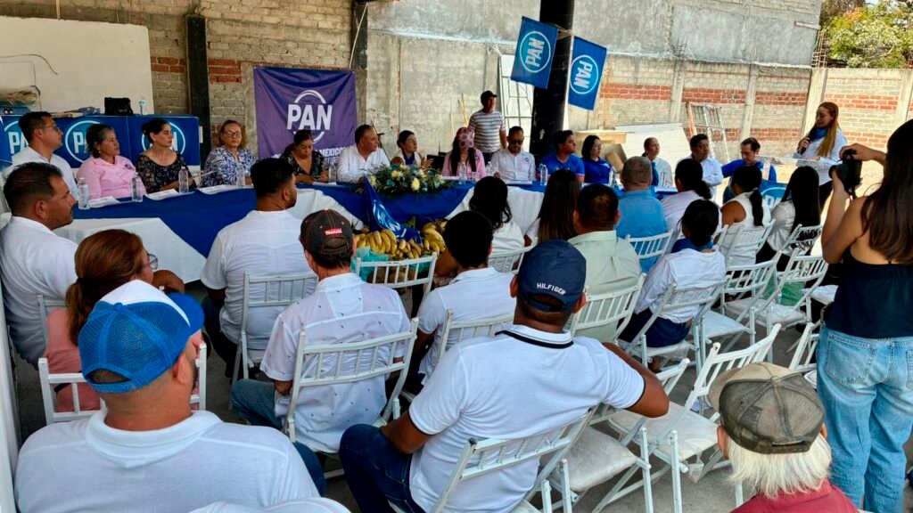 Militantes del PAN durante encuentro político en Michoacán