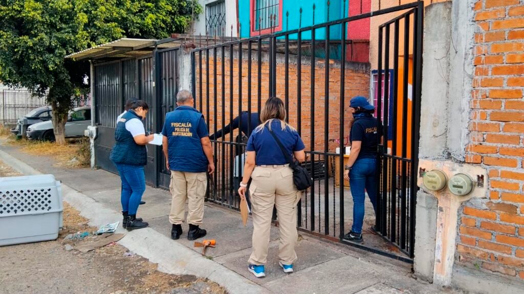 Rescate de perros víctimas de maltrato animal durante un cateo realizado por la Fiscalía de Michoacán en un domicilio del fraccionamiento Villa Magna, en Morelia.