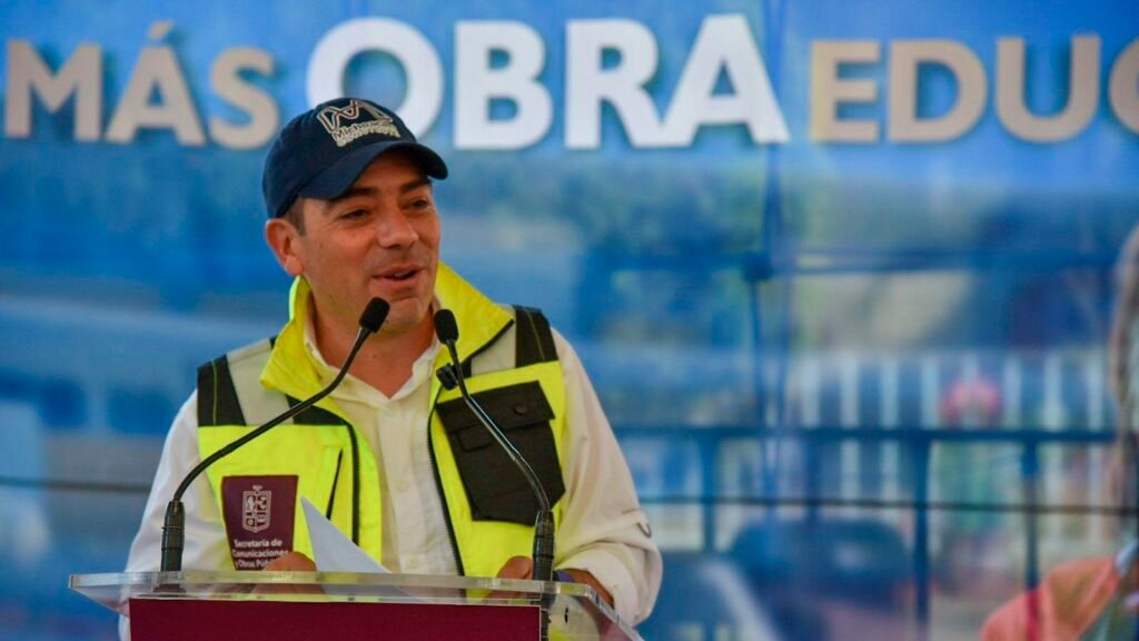 Rogelio Zarazúa Sánchez, secretario de Comunicaciones y Obras Públicas de Michoacán, durante un anuncio sobre inversión en infraestructura educativa para modernizar escuelas en el estado.