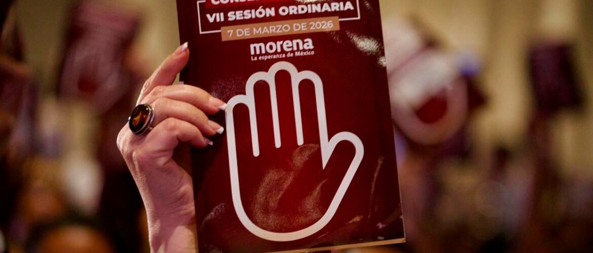 Mano de un consejero depositando una boleta en una urna durante una votación en un consejo electoral en México.