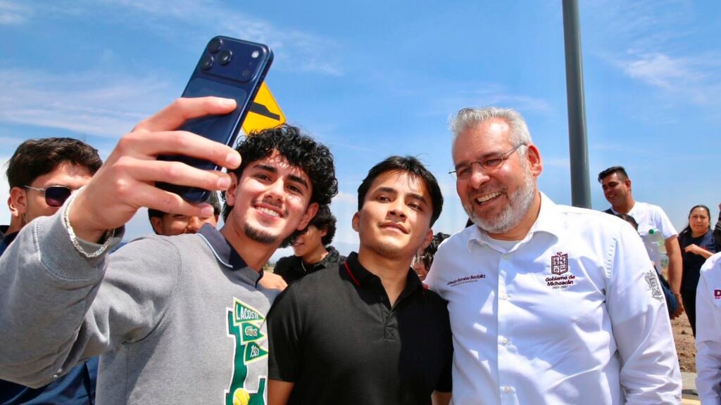 Alfredo Ramírez Bedolla anuncia pago de la Beca Gertrudis Bocanegra