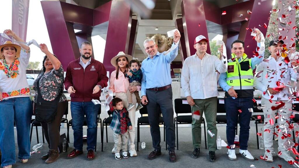 Alfredo Ramírez Bedolla inaugura puente en Uruapan