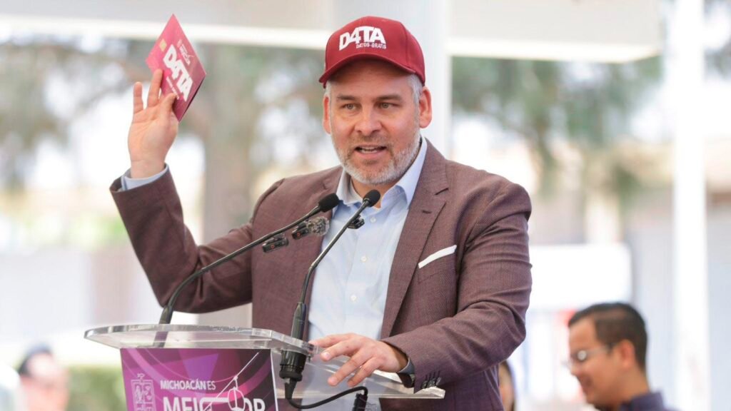 Alfredo Ramírez Bedolla entrega chips del Programa D4TA en Zamora