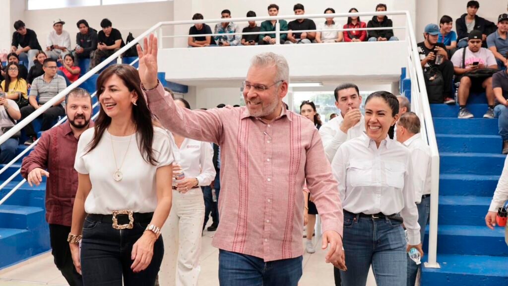 Alfredo Ramírez Bedolla junto a la secretaria de Educación, Gabriela Molina, y la alcaldesa Fanny Arreola durante evento del Programa Data en Apatzingán