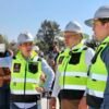 Alfredo Ramírez Bedolla supervisa obras mientras trabajadores laboran al fondo