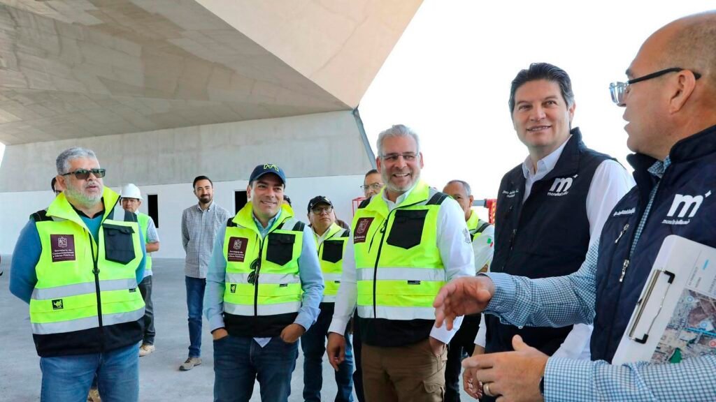 Alfredo Ramírez Bedolla y autoridades supervisando obra del Complejo Bicentenario