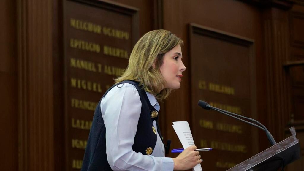 Diputada Brissa Arroyo durante intervención en tribuna sobre gestión del agua