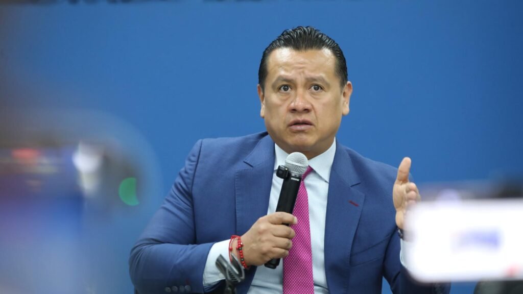 Carlos Torres Piña, fiscal general de Michoacán, anuncia que la entrega de cuerpos es gratuita y presenta lineamientos para evitar abusos de funerarias.