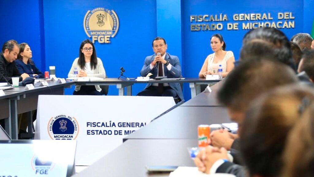 Carlos Torres Piña en reunión con comunidades con autogobierno en Michoacán