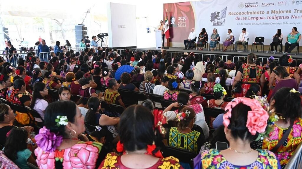 Presidenta Claudia Sheinbaum hablando ante mujeres indígenas en Oaxaca