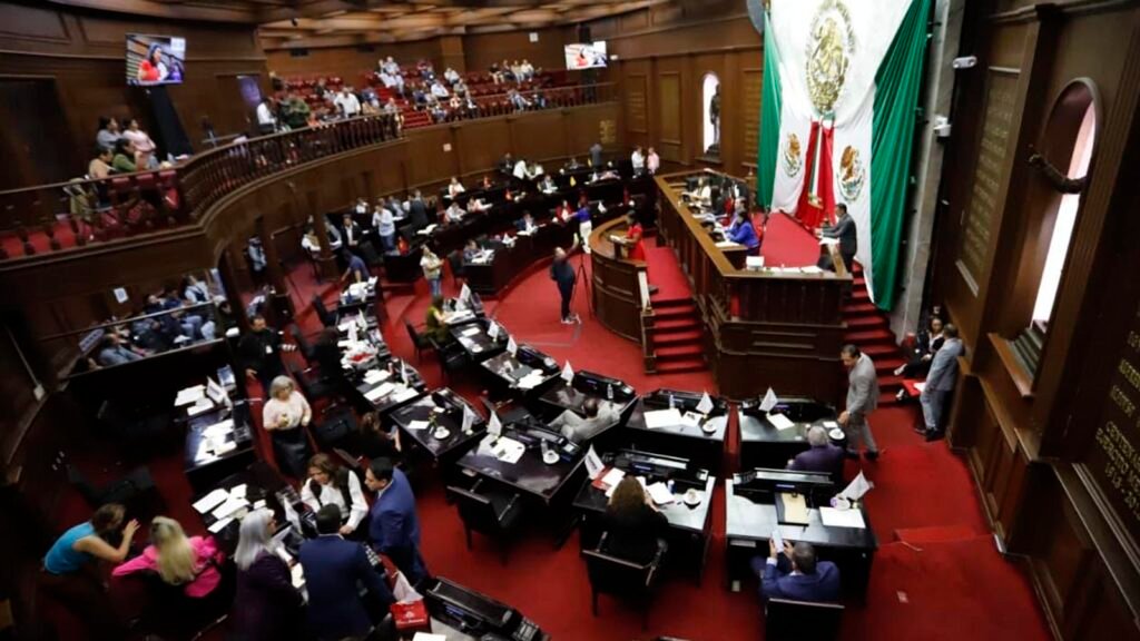 La 76 Legislatura del Congreso de Michoacán aprobó la desincorporación de 38 inmuebles del patrimonio estatal; cuatro serán donados al IMSS para infraestructura de salud y cuidado infantil.Diputadas y diputados de la 76