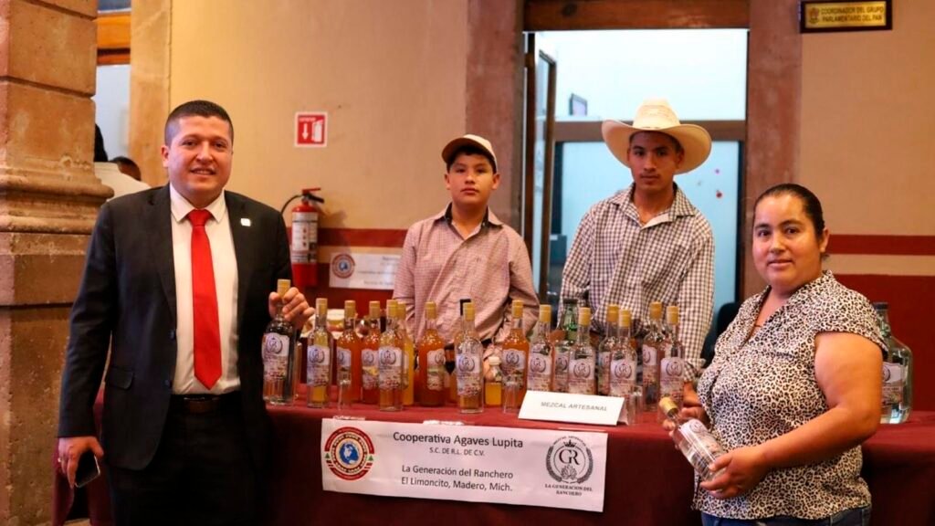 Vicente Gómez junto a Productores de cooperativas