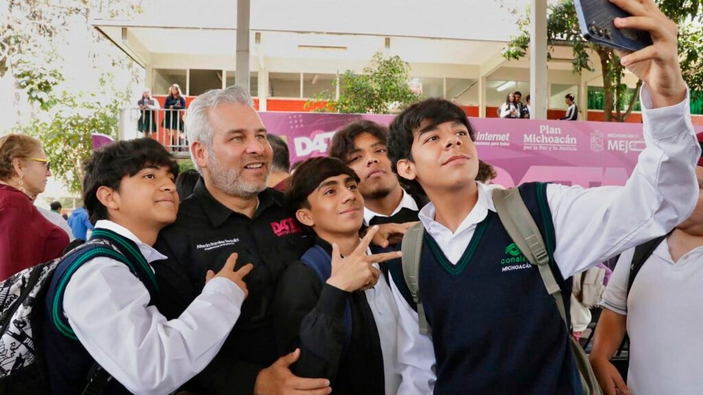 Gobernador de Michoacán entrega chips del programa D4TA a estudiantes de Conalep