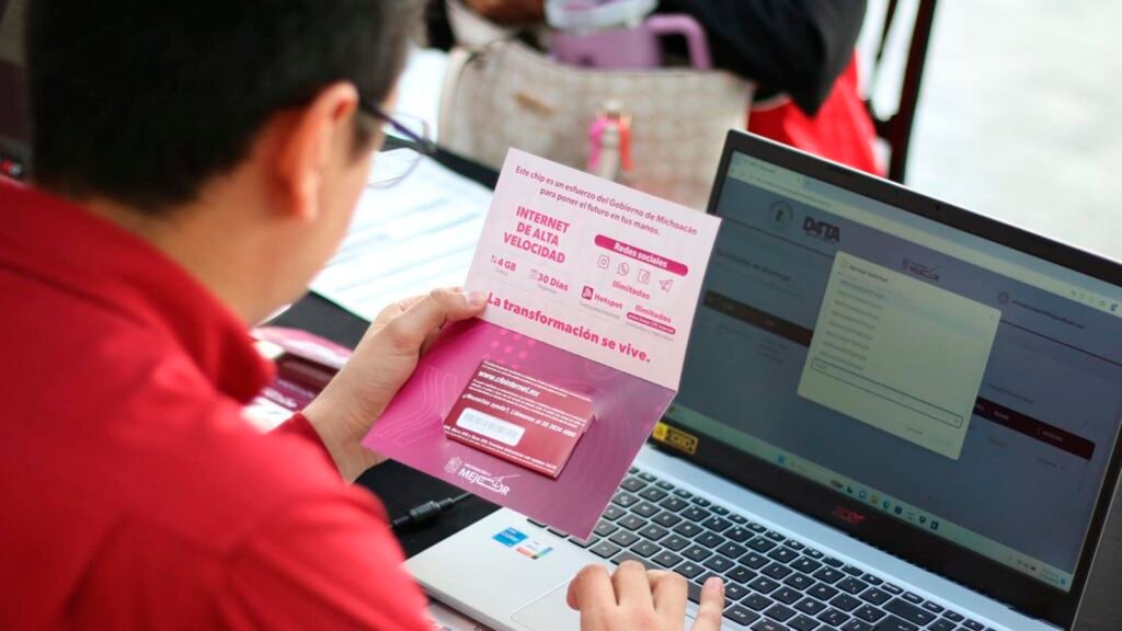 Estudiantes recibiendo chip del Programa Data en Ceconexpo Morelia