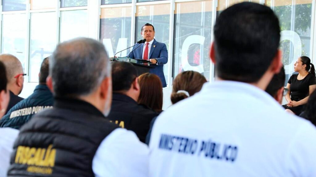 Carlos Torres Piña durante la entrega de 300 equipos de cómputo para fortalecer la atención a víctimas en la Fiscalía General del Estado de Michoacán.