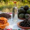 Platillos tradicionales de la gastronomía de Michoacán como mezcal, aguacate, zarzamora y agua de tamarindo.