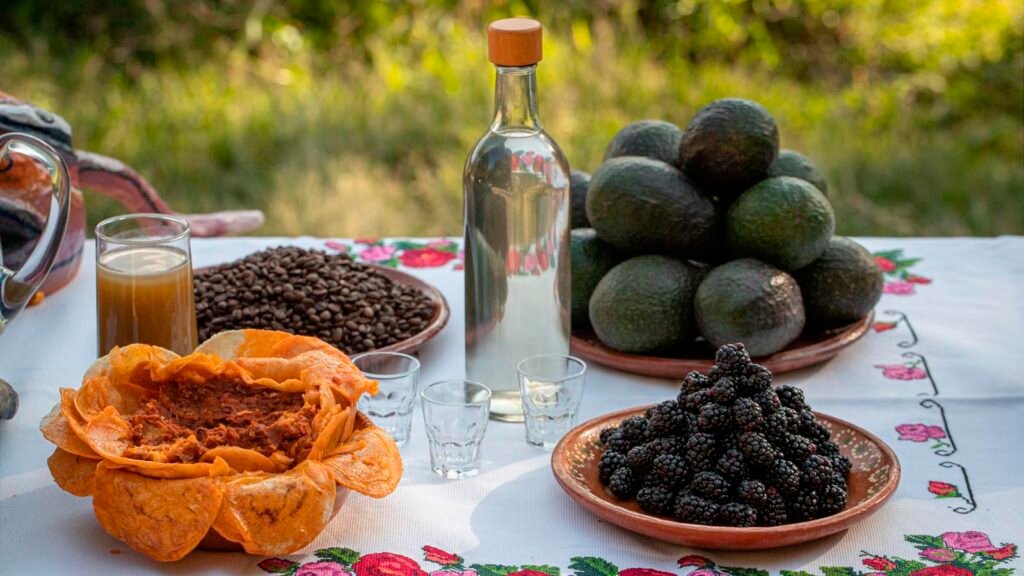Platillos tradicionales de la gastronomía de Michoacán como mezcal, aguacate, zarzamora y agua de tamarindo.