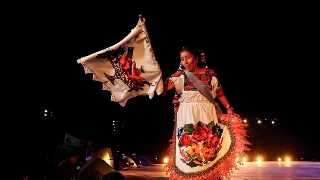 Presentación cultural de la K’uínchekua en la zona arqueológica de Las Yácatas