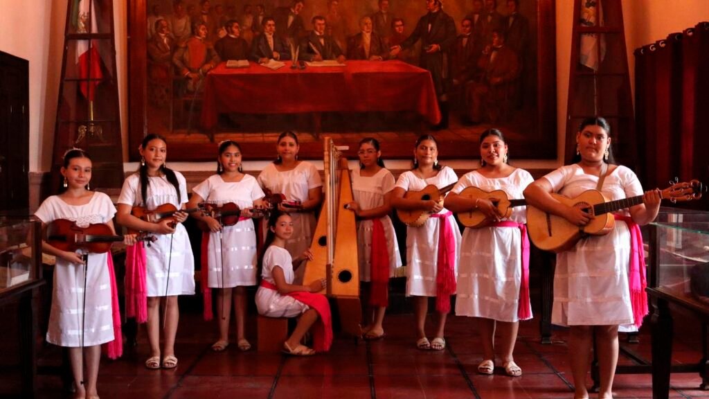grupo Las Mirlas de Apatzingán con arpa grande