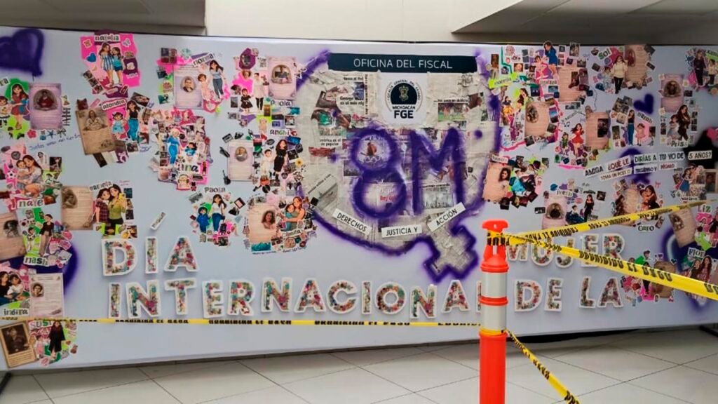 Servidoras públicas de la FGE Michoacán escriben mensajes en murales durante conmemoración del Día Internacional de la Mujer