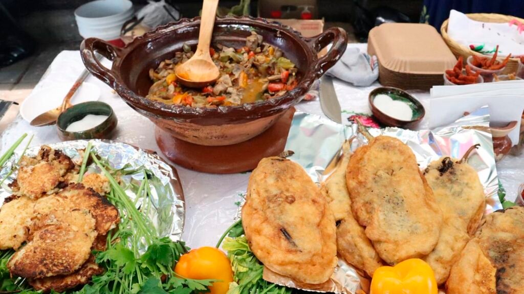 Platillos típicos de Michoacán en muestra gastronómica
