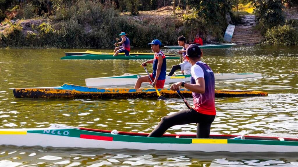 Competidores en regata de canotaje en el lago de Pátzcuaro durante evento tradicional