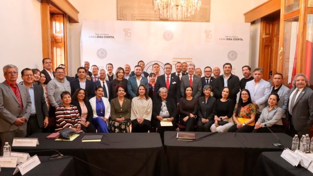 Diputados de la JUCOPO reunidos con profesionistas en Michoacán