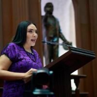 Adriana Campos Huirache presenta iniciativa en el Congreso de Michoacán