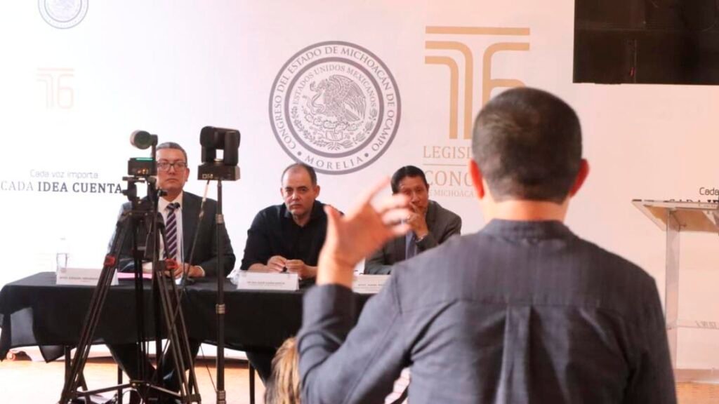 Baltazar Gaona inaugura ciclo de conferencias sobre capacitación legislativa en el Congreso de Michoacán en Morelia.