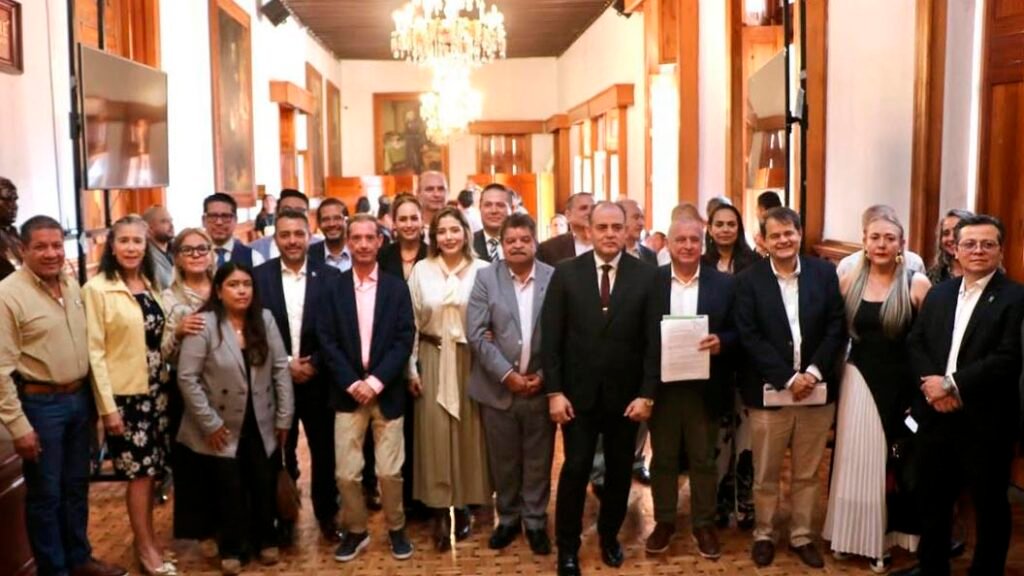 Brissa Arroyo participa en la presentación de iniciativa ciudadana para fortalecer la seguridad y profesionalizar policías municipales en Michoacán.