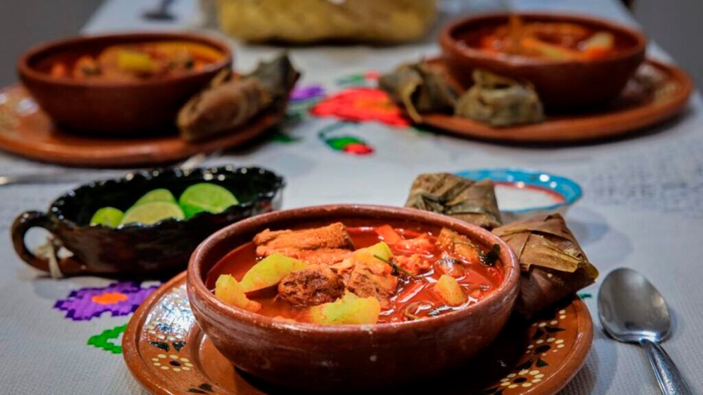 Feria Alter-Nativa en Urandén, Pátzcuaro, con venta de productos orgánicos, artesanales y actividades culturales familiares en Michoacán.