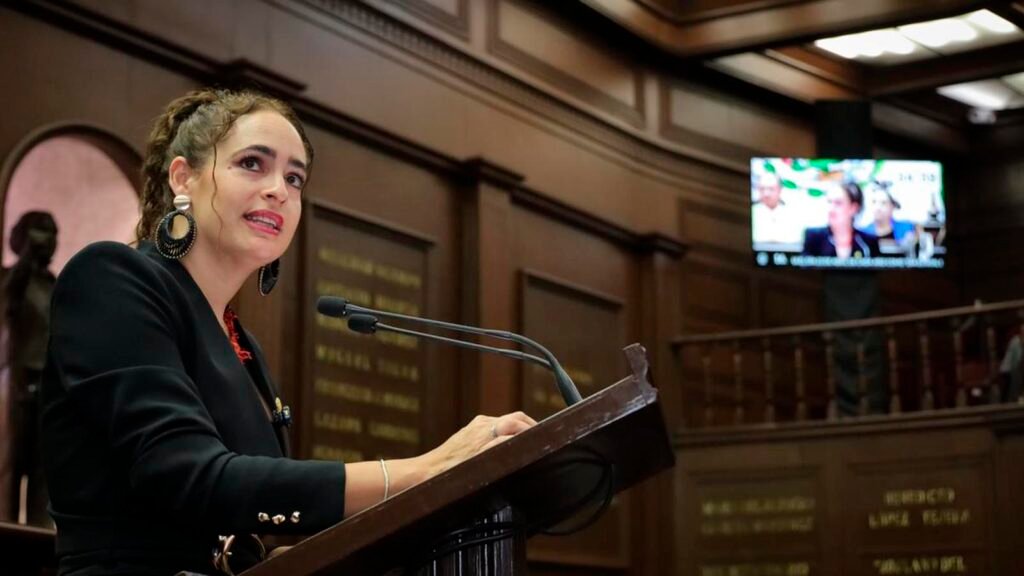 En el Congreso de Michoacán, Sandra Arreola presentó una iniciativa para garantizar intérpretes de lengua de señas en servicios de salud y mejorar la atención a personas con discapacidad auditiva.