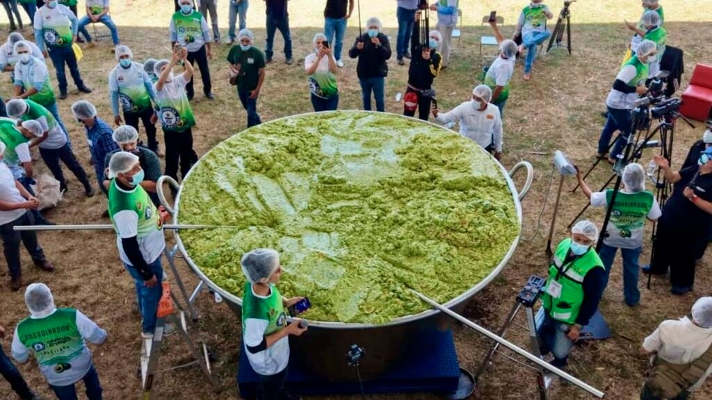 Preparación del guacamole más grande del mundo en Tancítaro