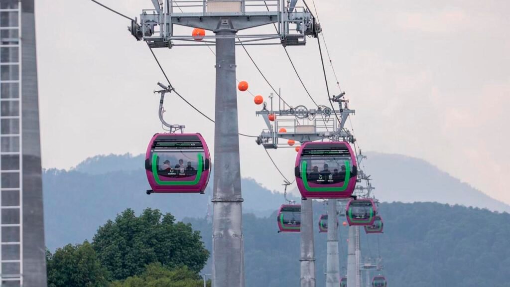 Cabinas del teleférico sobre la ciudad de Uruapan