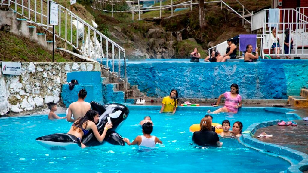 Vacacionistas nadando en aguas termales Personas relajándose en alberca de aguas termales en Los Azufres