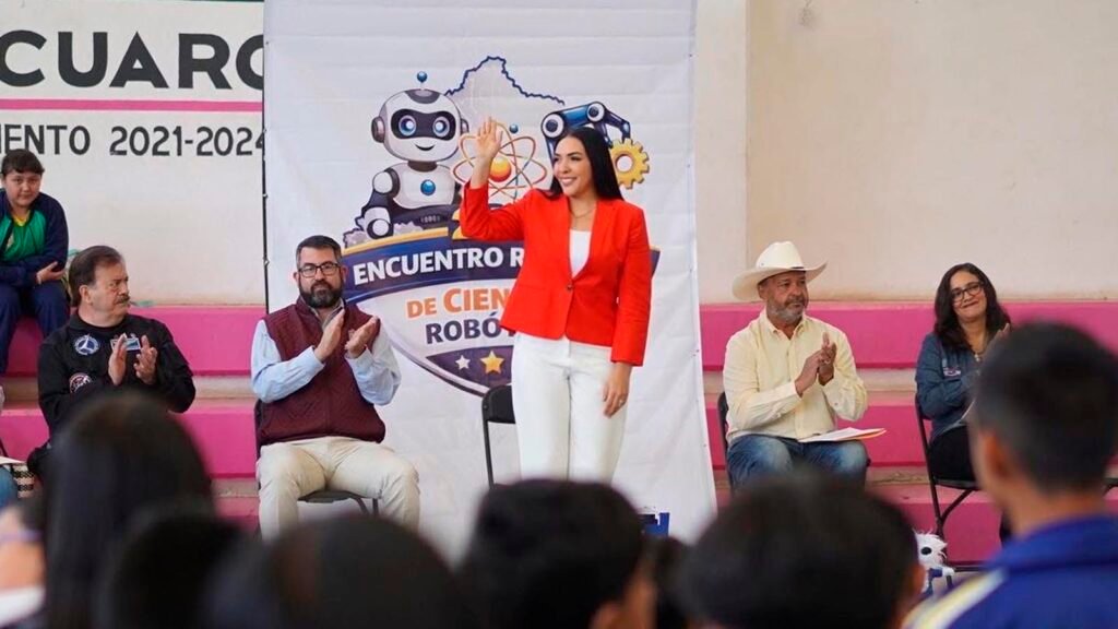 Adriana Campos Huirache en evento de ciencia en Michoacán