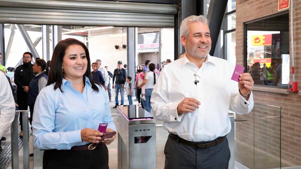 Alfredo Ramírez Bedolla supervisa teleférico de Uruapan