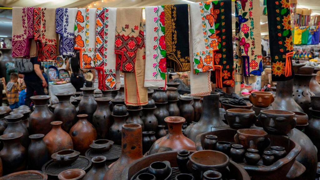 Artesanías tradicionales de Michoacán con colores vibrantes