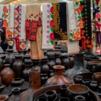 Artesanías tradicionales de Michoacán con colores vibrantes